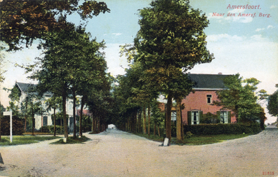 13050 Gezicht in de Utrechtseweg met rijen loofbomen te Amersfoort uit het noordoosten; met links de ingang van de ...